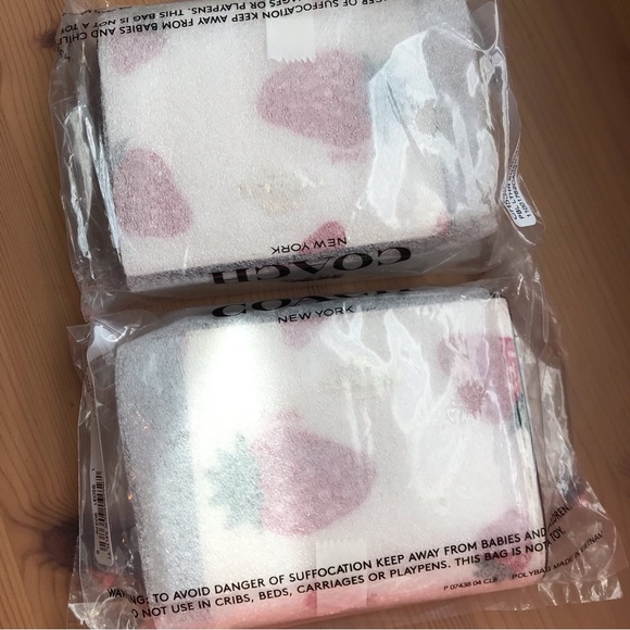 🍓 Coach Snap Wallet With Wild Strawberry Print Gold/Chalk Multi - Picture 13 of 13